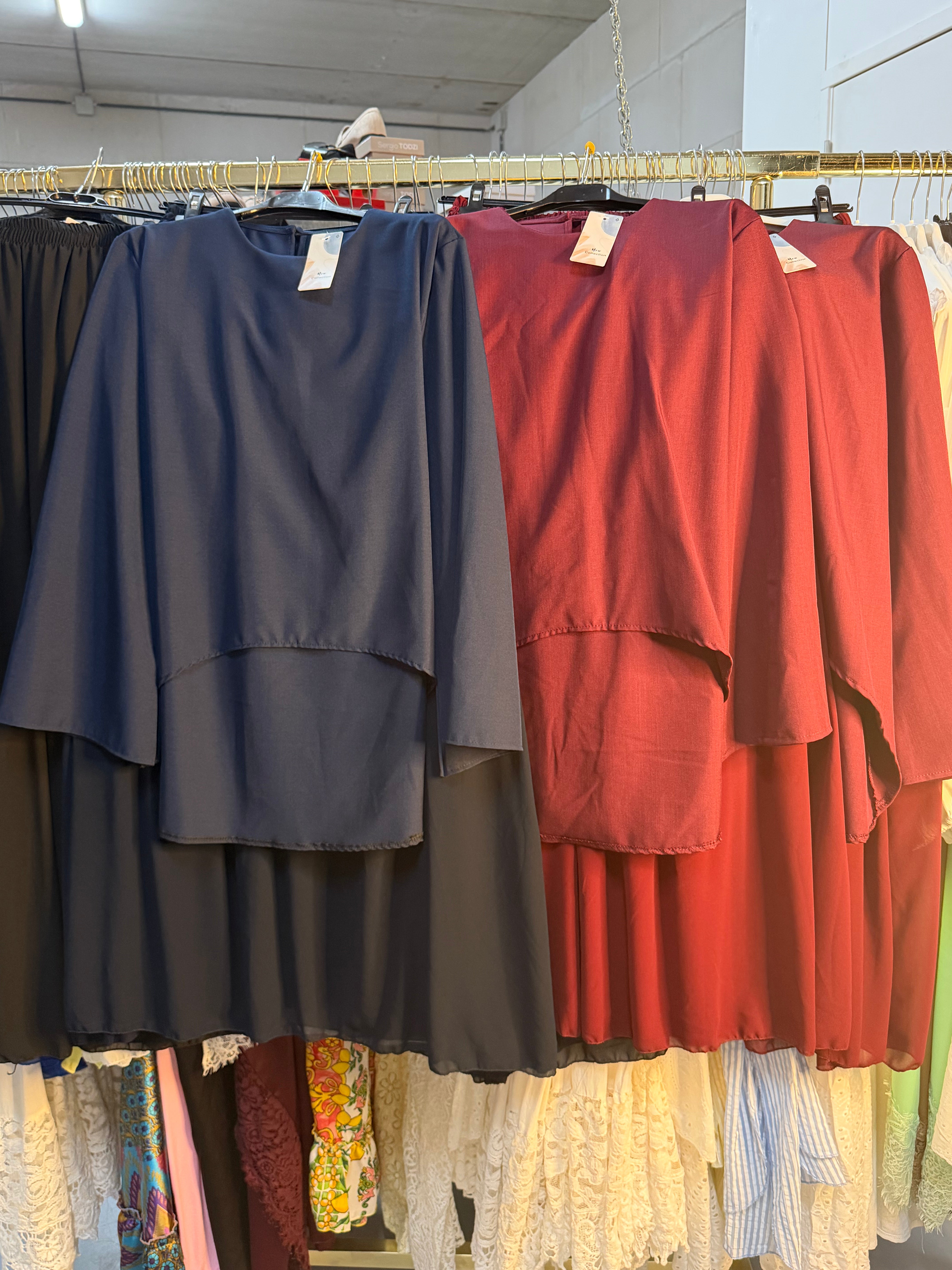 Zarsha licht blauwe en navy ballonnen jurken en navy en burgundy Zaria setjes