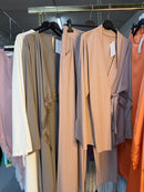AC palestinaa94 oud roze blazer pantalon set en grijze Abaya Lace jurk