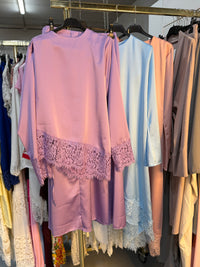 Zarsha blouse kant bruin en blauw en lila en zwart rok set Lace en kaki ballonnen jurk en katoene ruffles jurk met bandje en roze abaya met onderjurk wit met bloemetjes aan mouwe en beige Lace jurk en bruine steentjes Abaya en ruffles broek set oranje