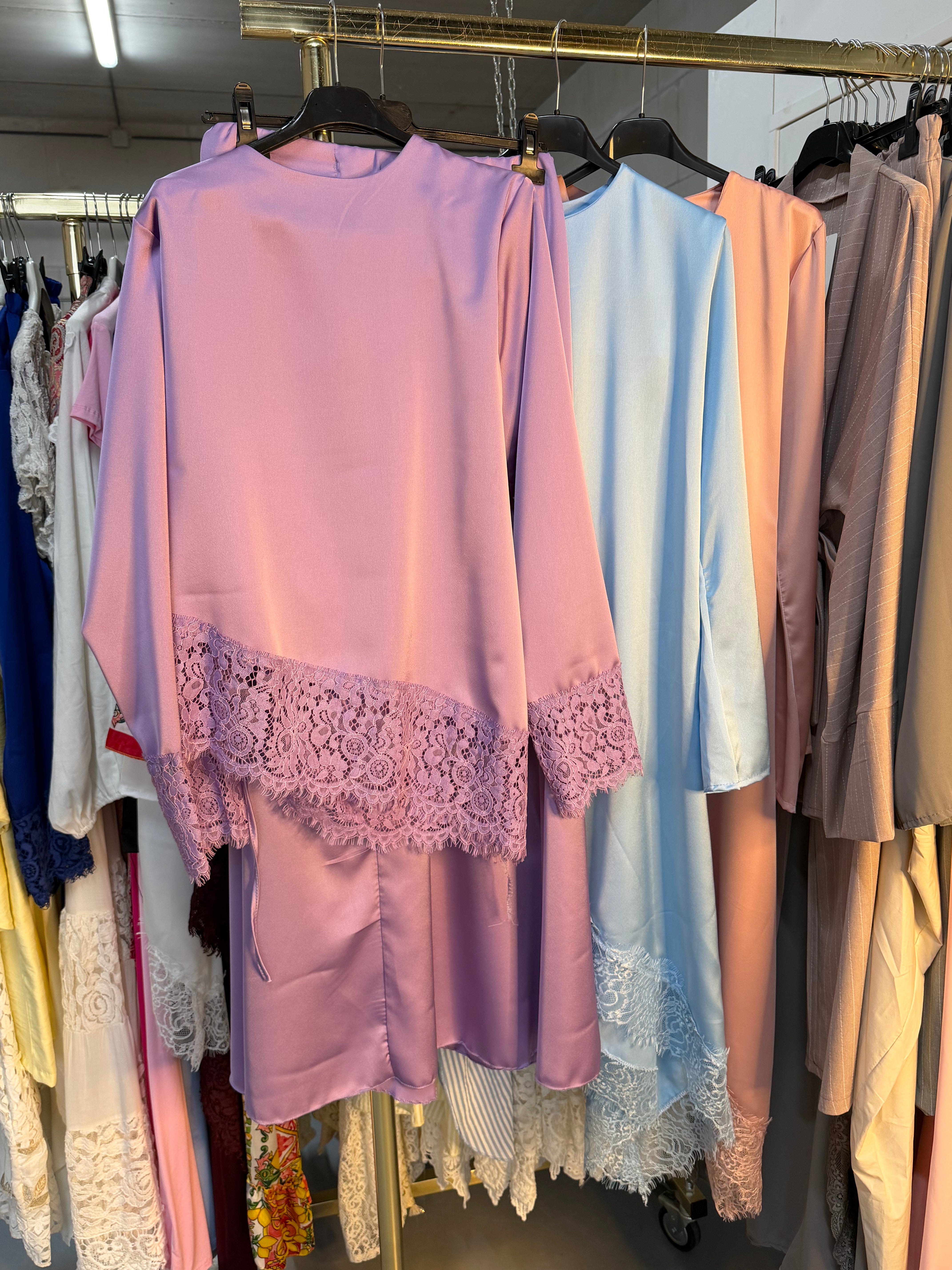 Zarsha blouse kant bruin en blauw en lila en zwart rok set Lace en kaki ballonnen jurk en katoene ruffles jurk met bandje en roze abaya met onderjurk wit met bloemetjes aan mouwe en beige Lace jurk en bruine steentjes Abaya en ruffles broek set oranje
