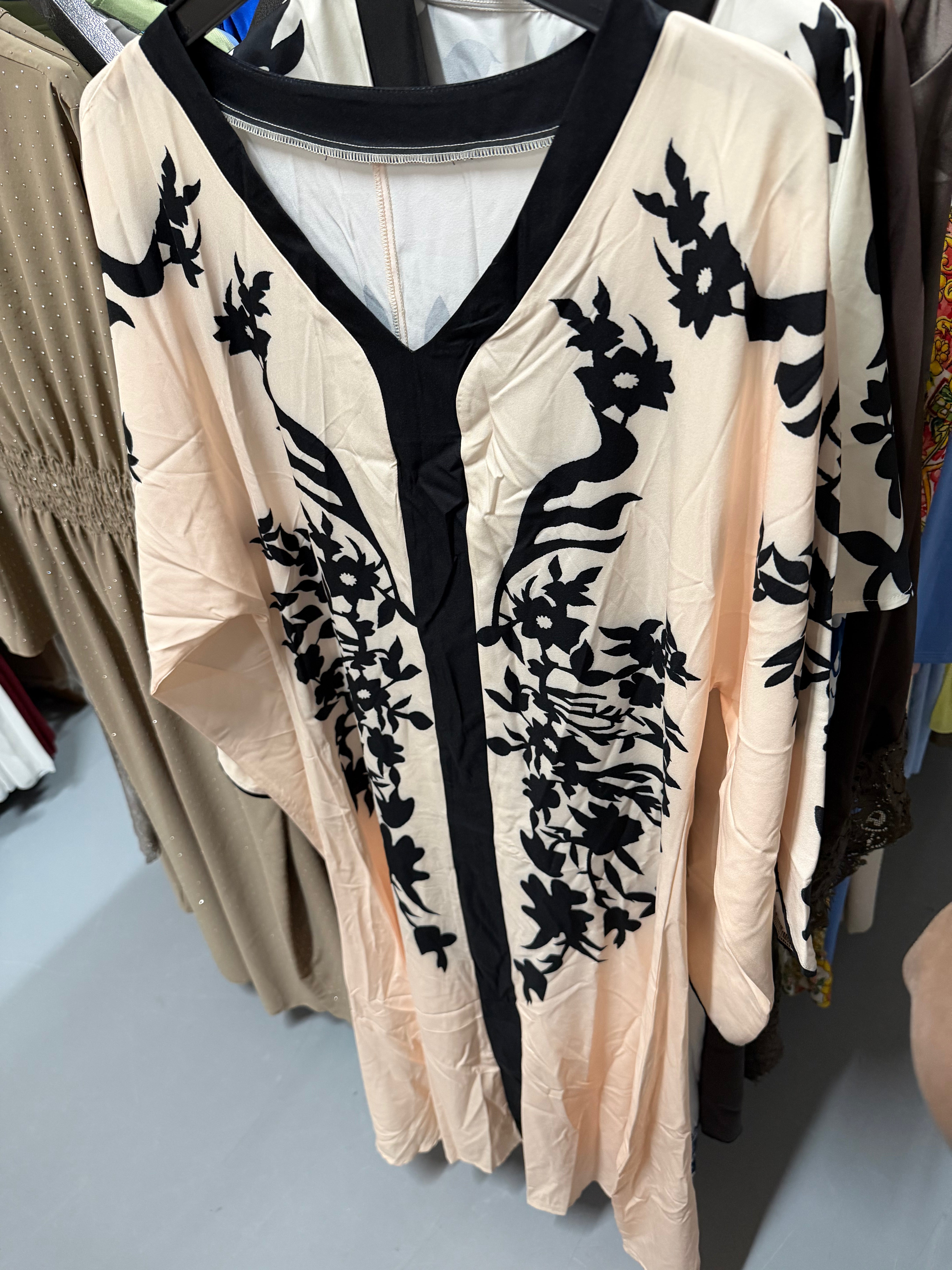 Zarsha beige Abaya met zwarte bloemen erop en taupe glitter jurk met strik achter