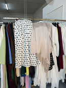 Hajar blouse Lace beige en stippels rok wit met zwart en Zaria set wit en geel