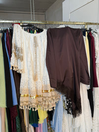 Veronique blouse bruin en zwart en boho DRESS goud en offshoulder witte katoenen jurk
