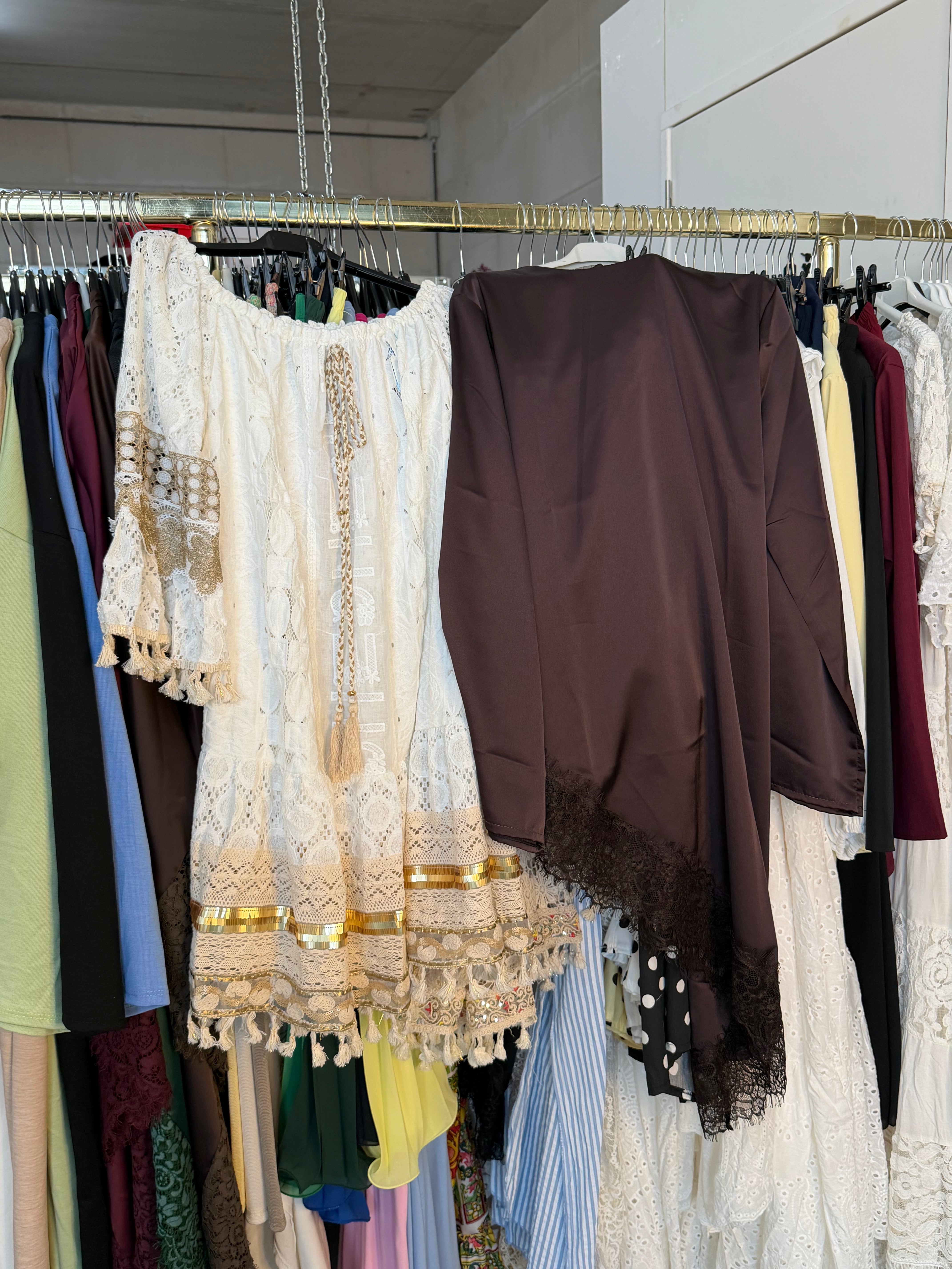 Veronique blouse bruin en zwart en boho DRESS goud en offshoulder witte katoenen jurk