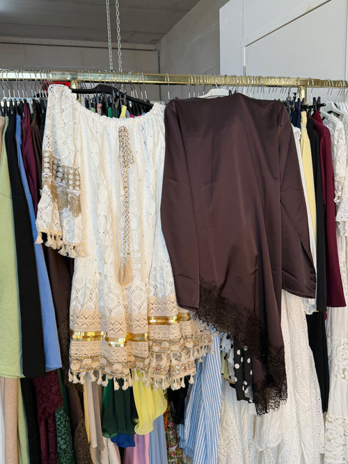 Veronique blouse bruin en zwart en boho DRESS goud en offshoulder witte katoenen jurk