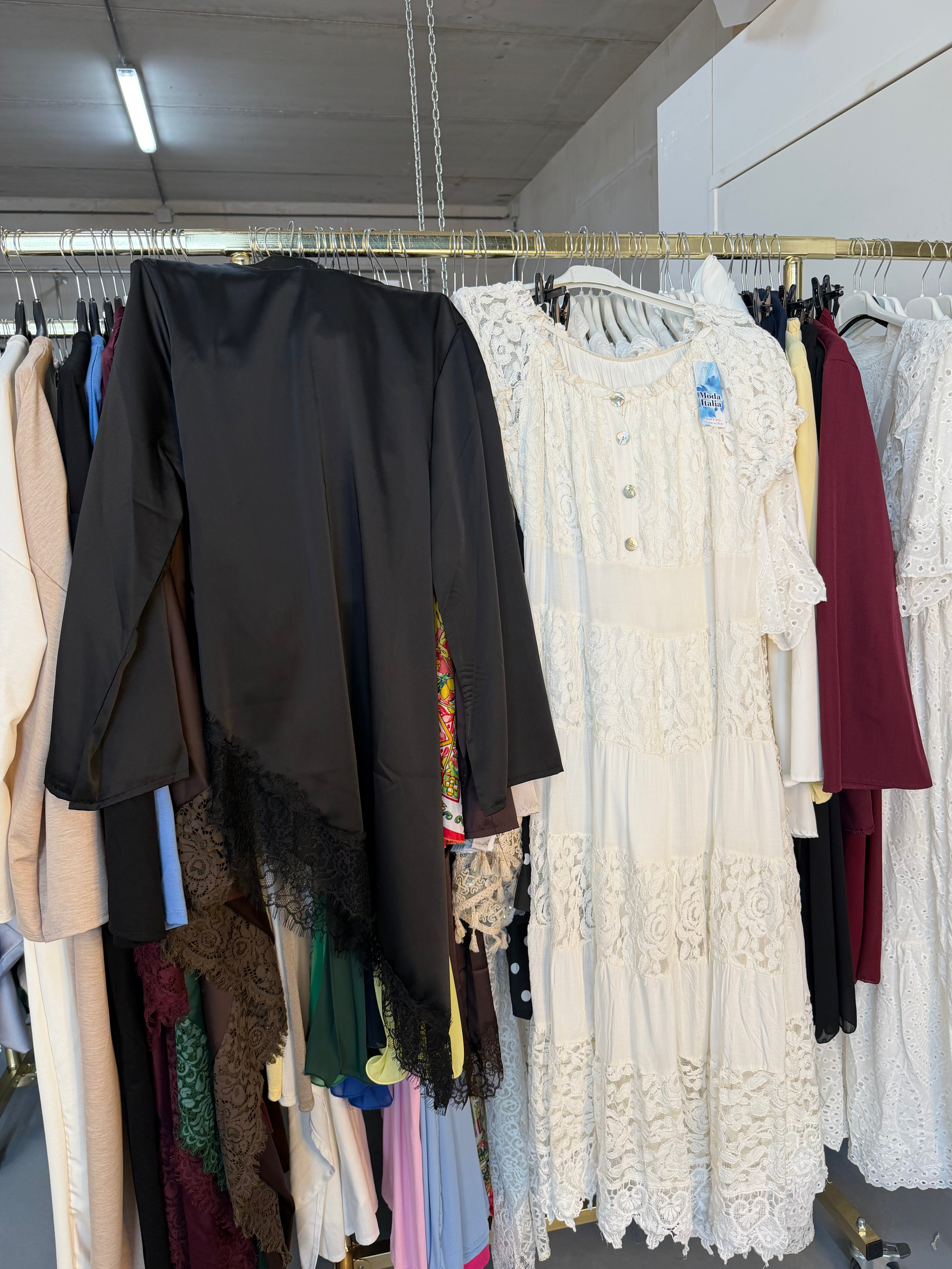Veronique blouse bruin en zwart en boho DRESS goud en offshoulder witte katoenen jurk