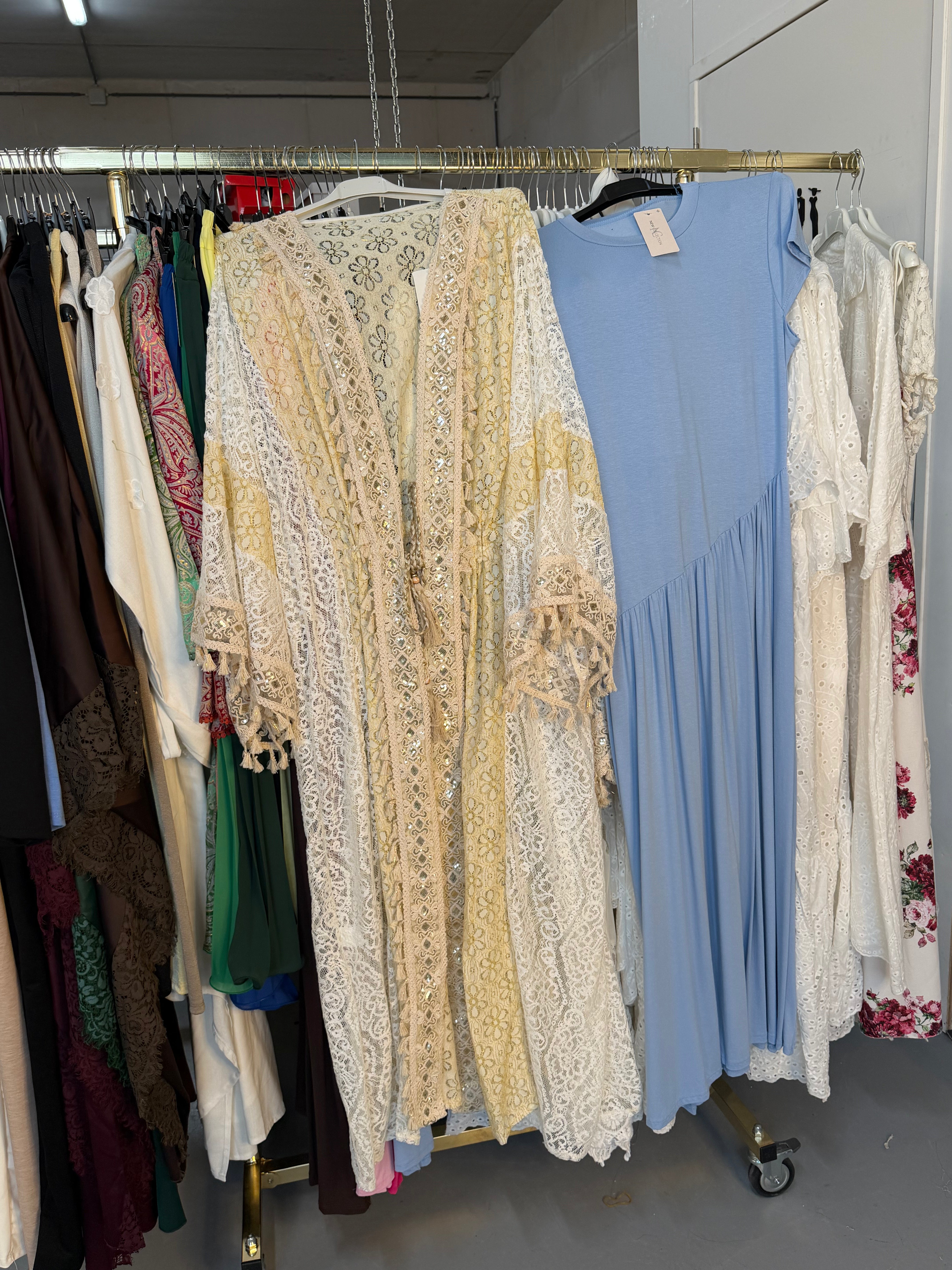 Besmabesma bladeren goud jurk katoen en linnen jurk bloemen wit en kimono goud en blauwe jurk strak