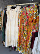 Meta Isabella print jurk en witte jurk offshoulder en burgundy strapless jurk en kimono goud