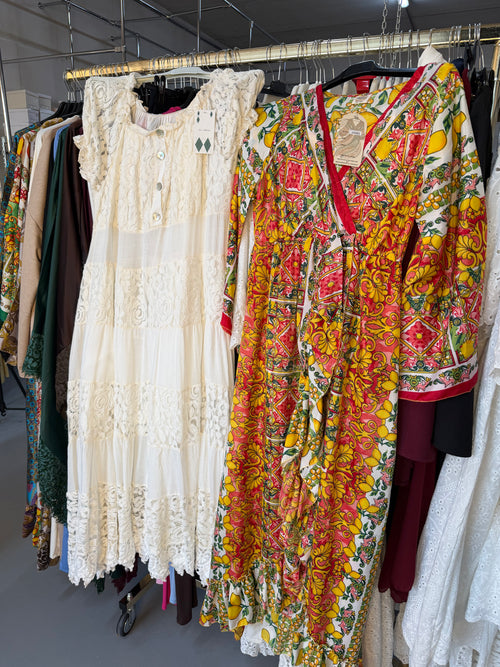 Meta Isabella print jurk en witte jurk offshoulder en burgundy strapless jurk en kimono goud