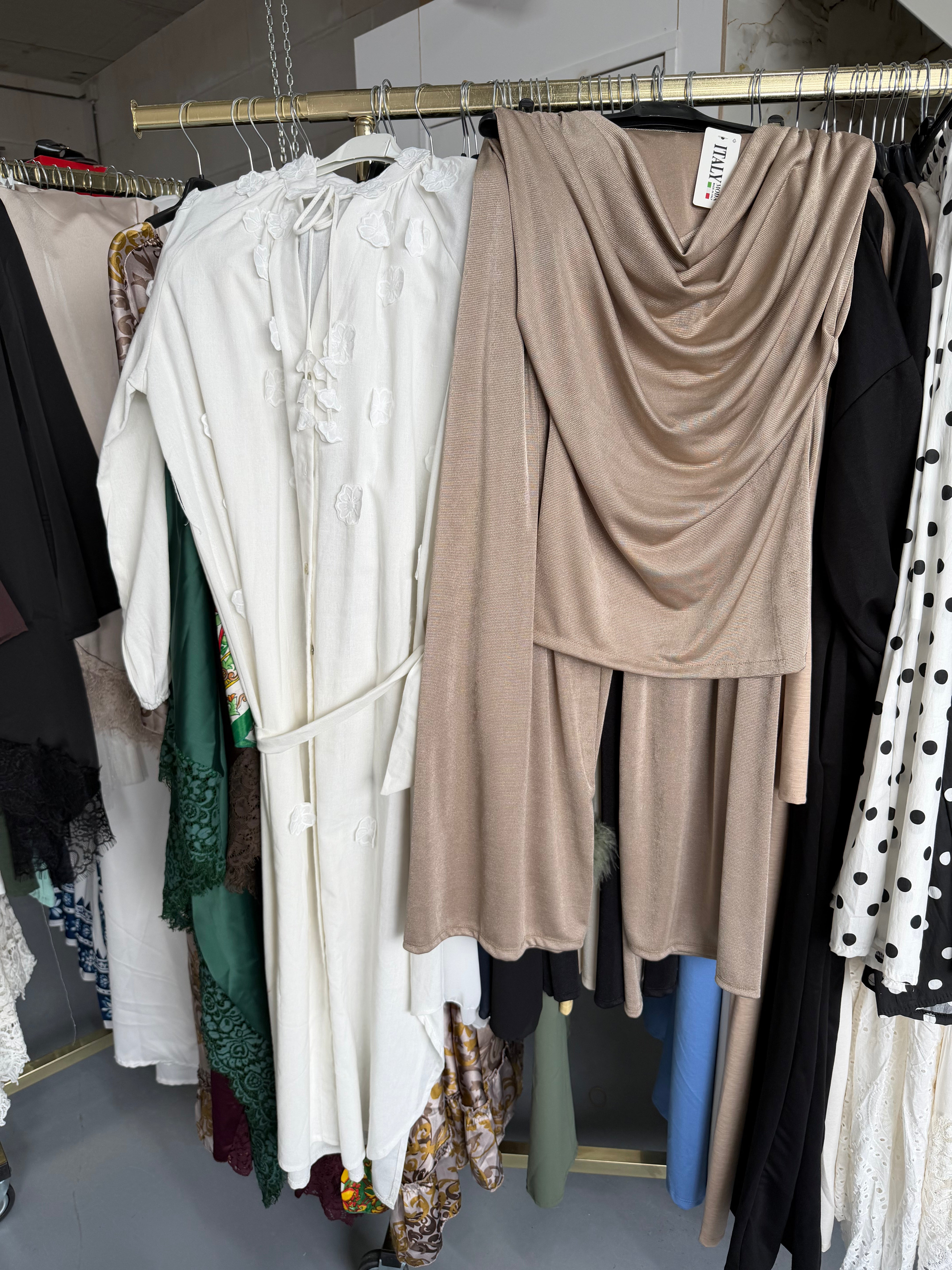 Amina bloemen linnen jurk en taupe broek set