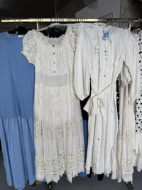 Nomi bloemen jurk linnen en off sjouwer jurk ruffles