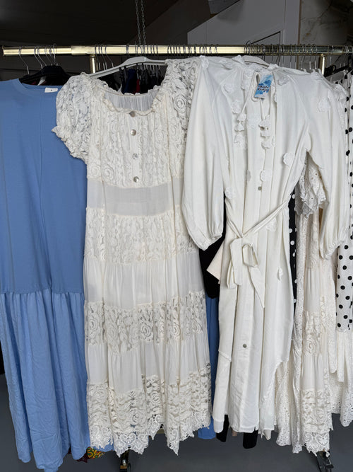 Nomi bloemen jurk linnen en off sjouwer jurk ruffles