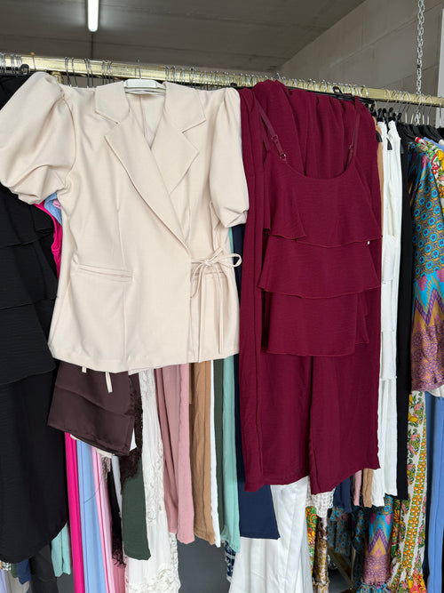 Cattleya burgundy ruffle set en blazer beige