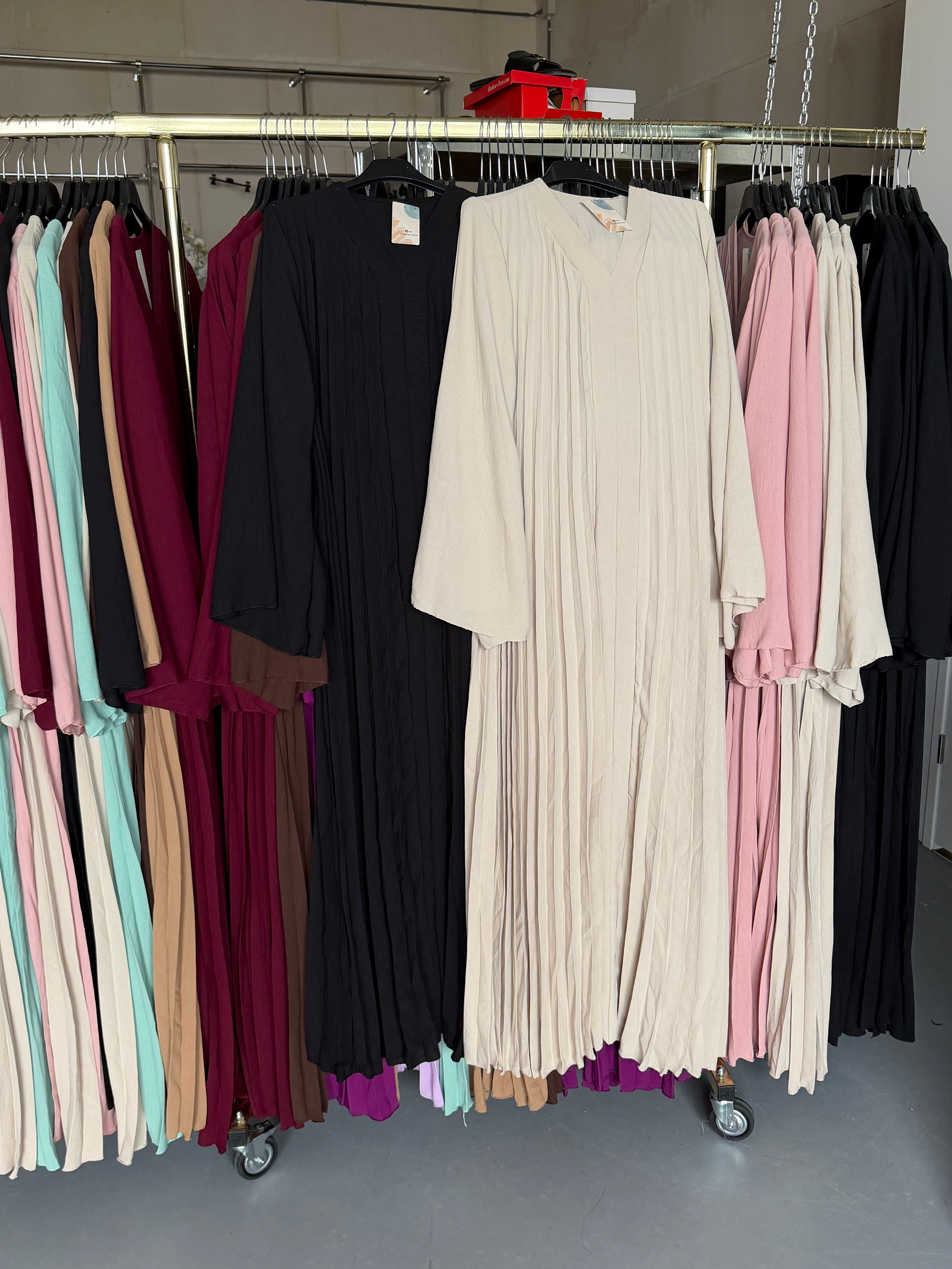 User263736258 beige en zwart flora jurken