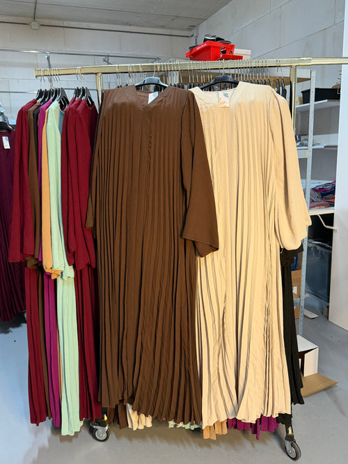 Hind beige en donker bruin flora jurken
