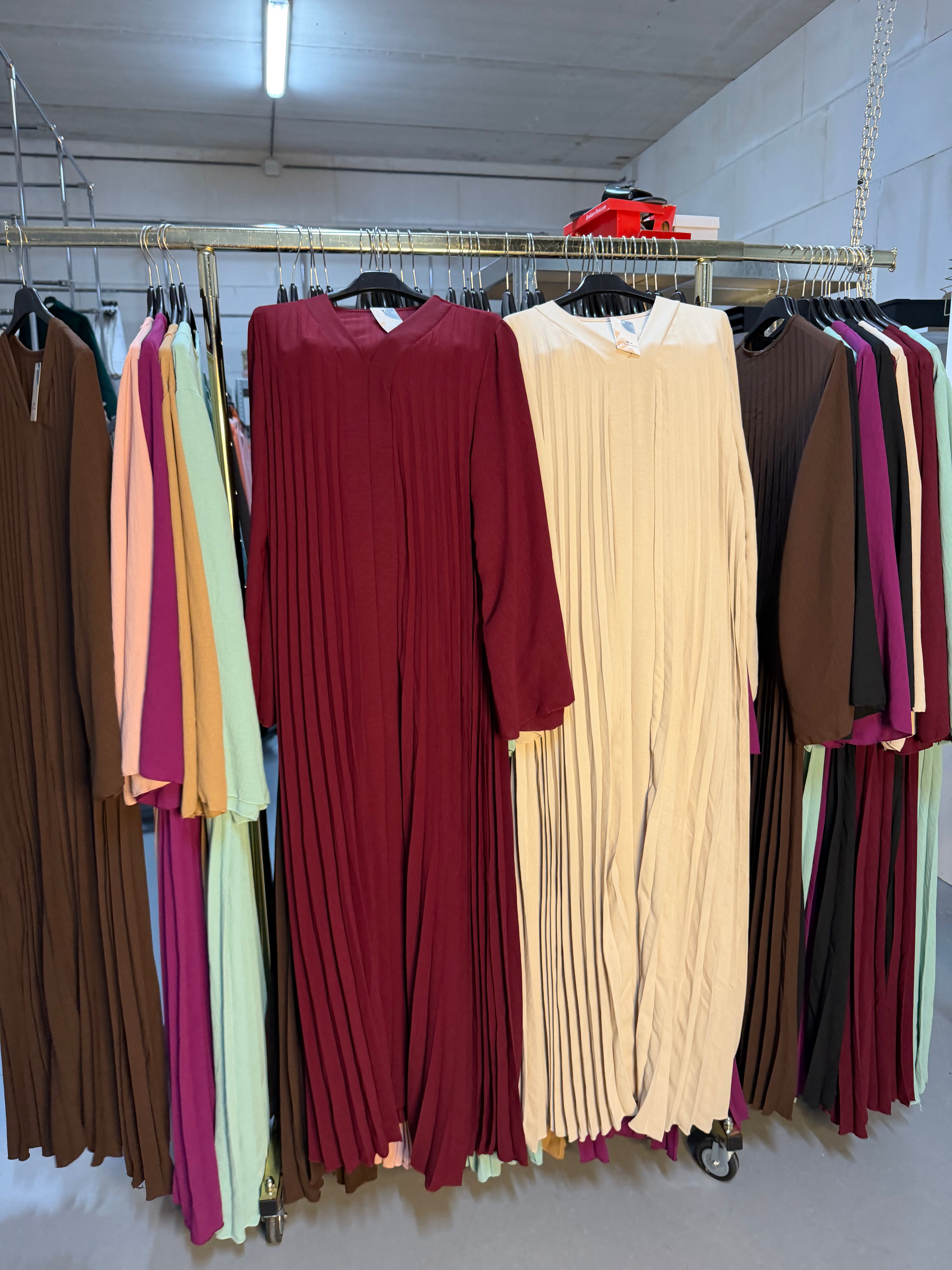 Nourabenyahia5 beige en burgundy flora jurken