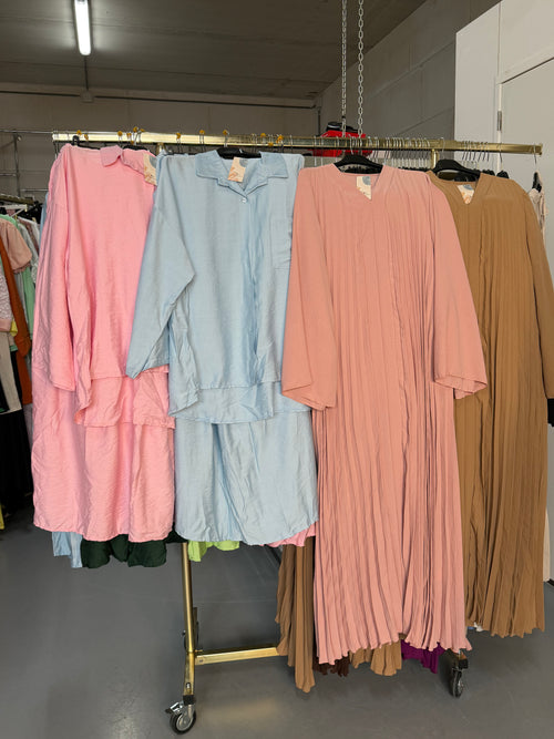 Noor licht blauw en roze viscose rok setjes en Nude en licht roze flora jurke.