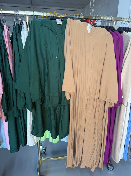 Sahra licht bruin flora jirk en donker groen rok set en zwarte rok met stippels en zwart en wit Zaria rok setjes