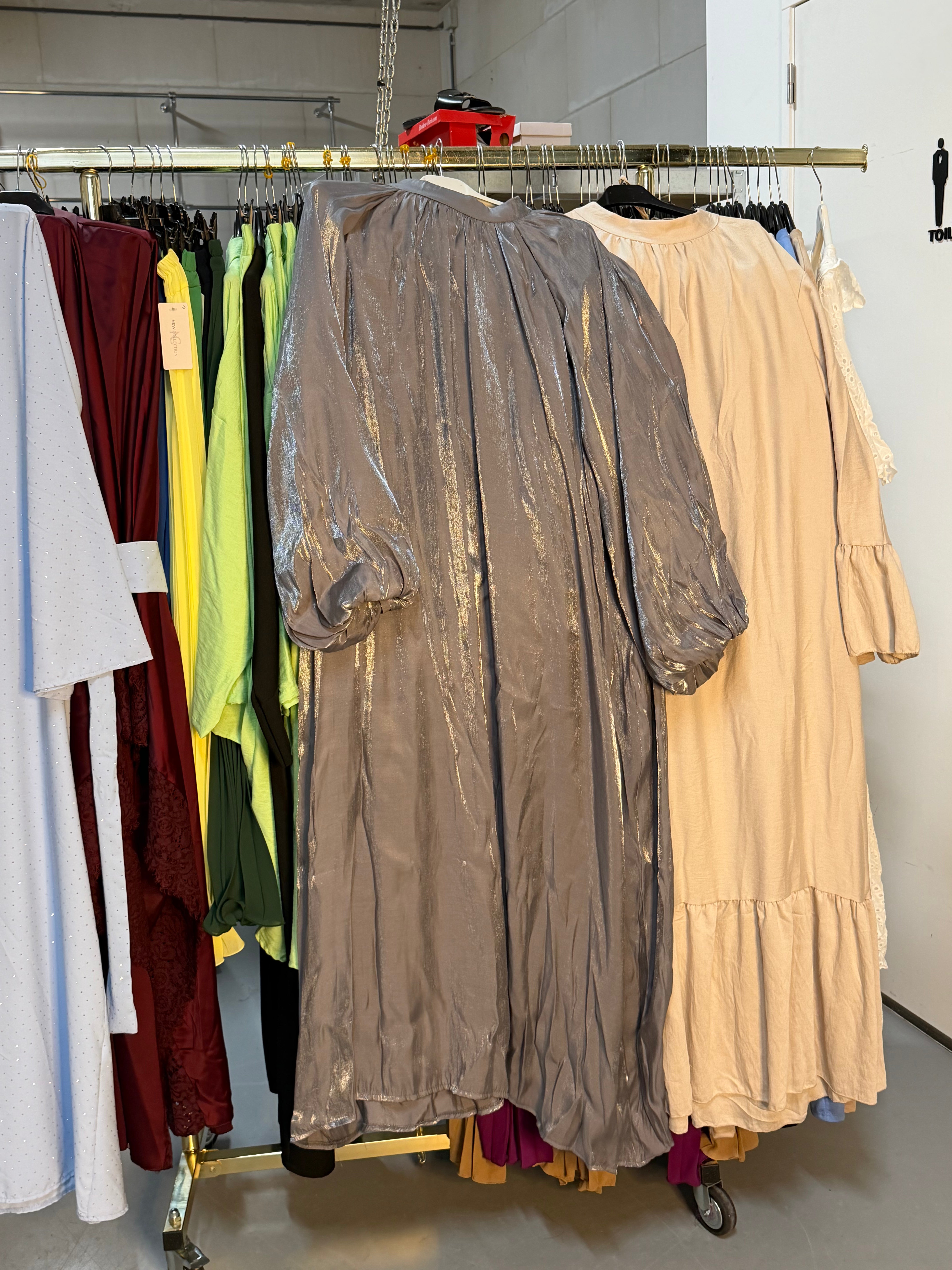 Bloemetje ballonnen jurk grijs en ruffles jurk met bandje beige