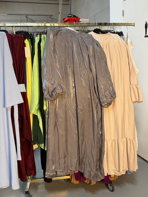 Bloemetje ballonnen jurk grijs en ruffles jurk met bandje beige