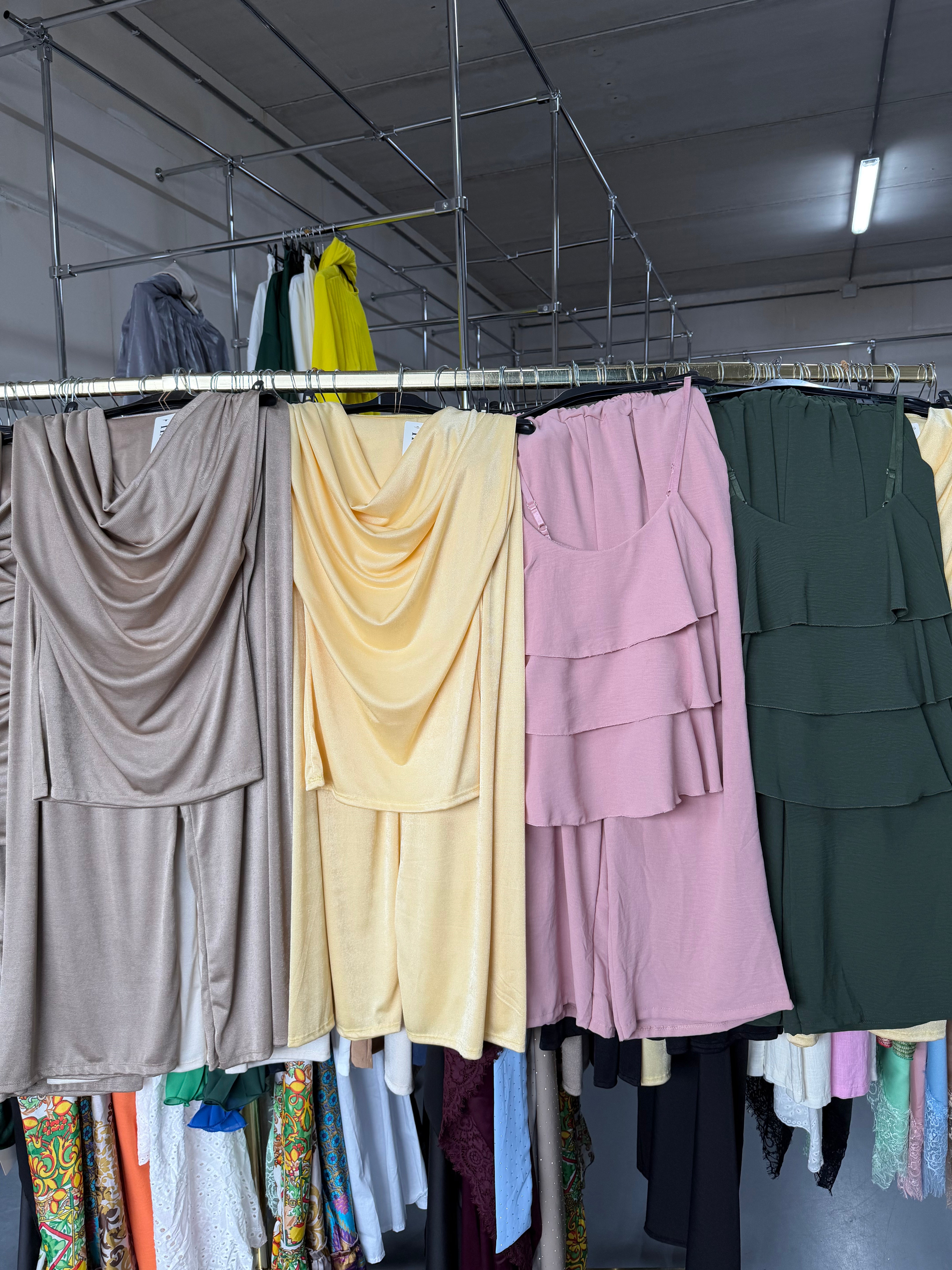 Corine van Tongeren taupe en geel broek setjes en roze en groen ruffles broek setjes