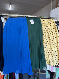 Melanine kobalt blauw en donker groen rokken plissé en gele rok met stippels