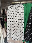 Hijabigirlll05 witte rok met zwarte stippen en navy plissé rok