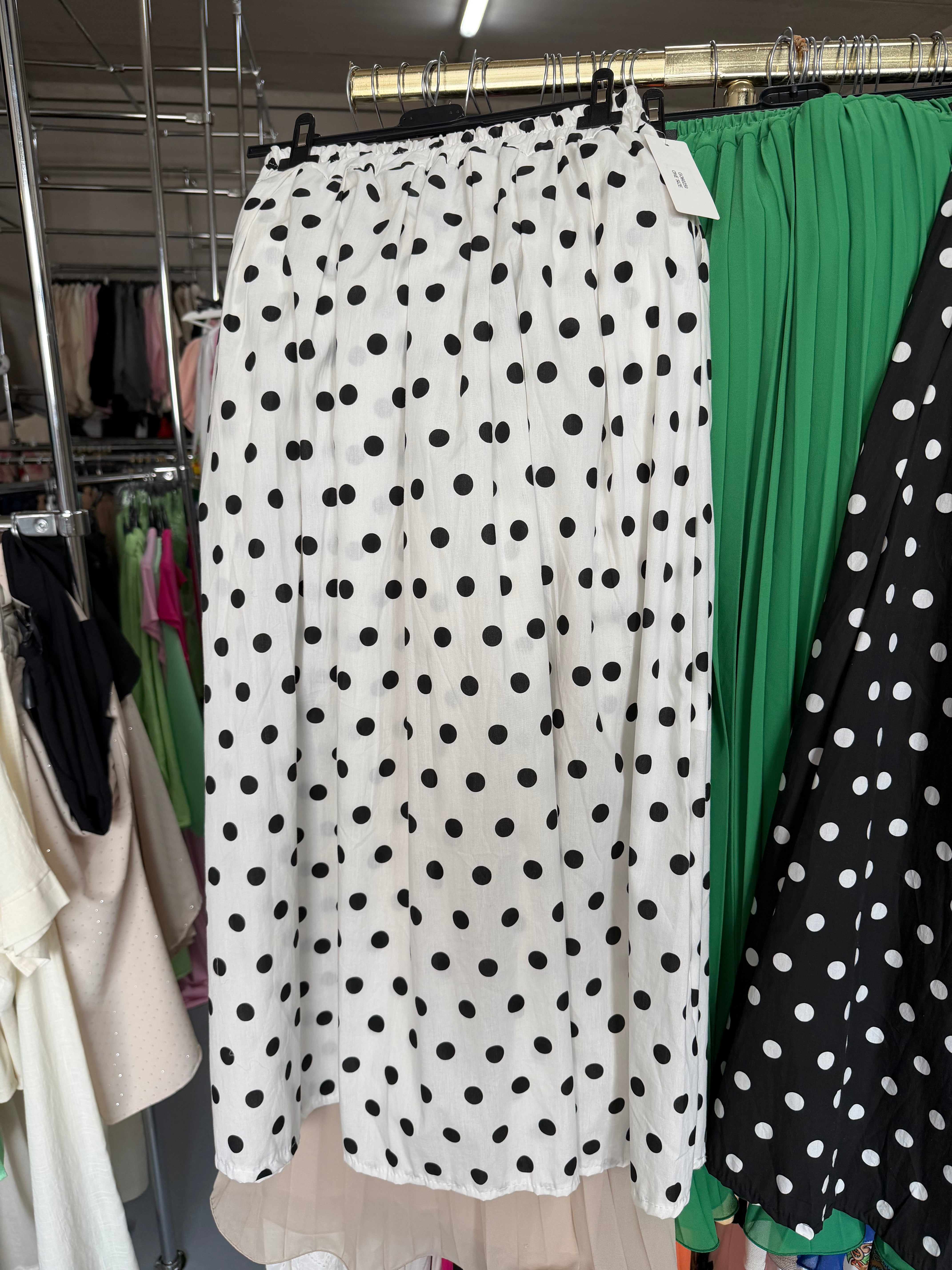 Hijabigirlll05 witte rok met zwarte stippen en navy plissé rok