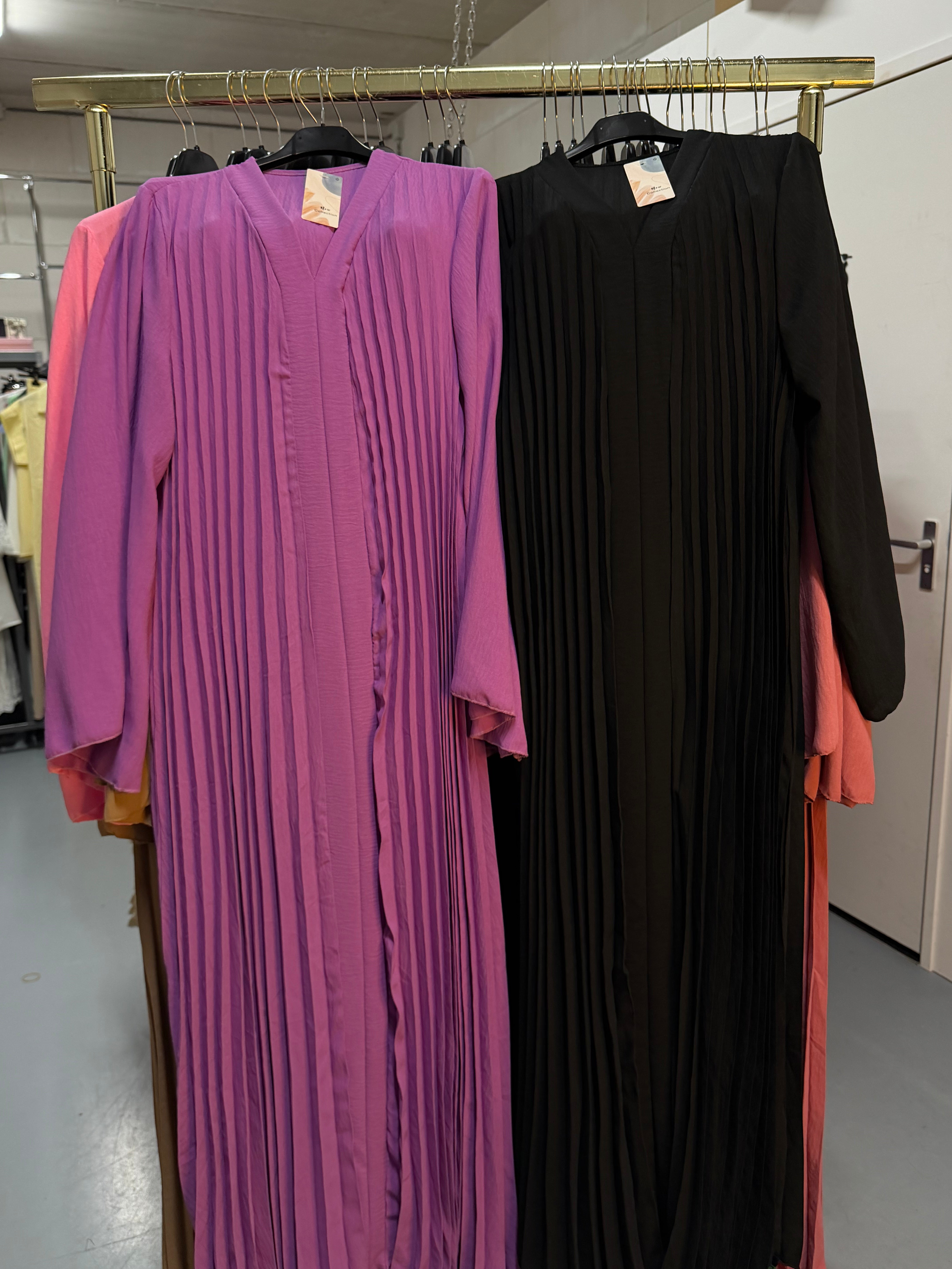 Joyce licht paars en zwart flora jurken