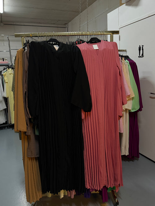 Karin licht roze en zwart flora jurken