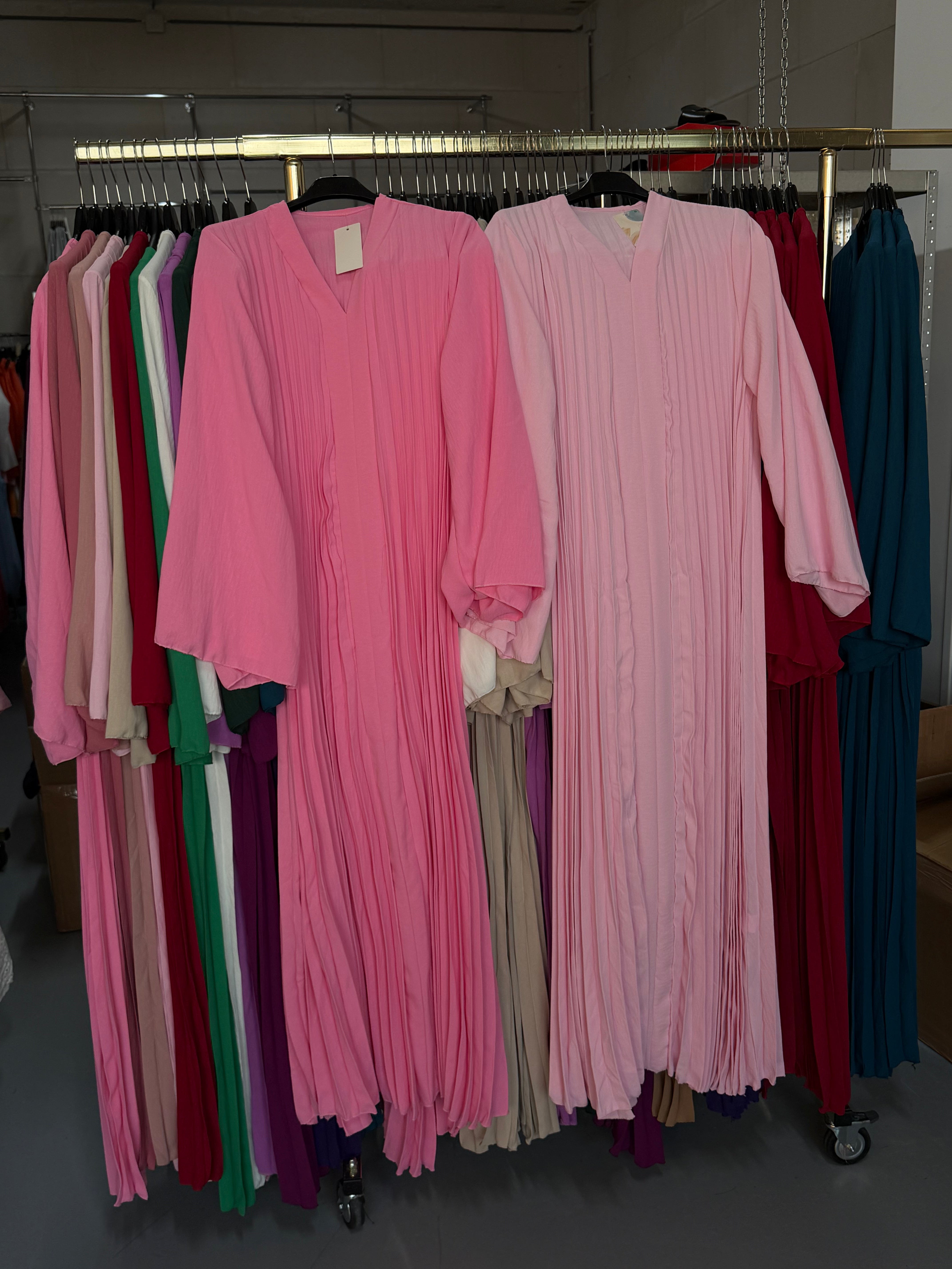Delal licht roze en fel roze flora jurken