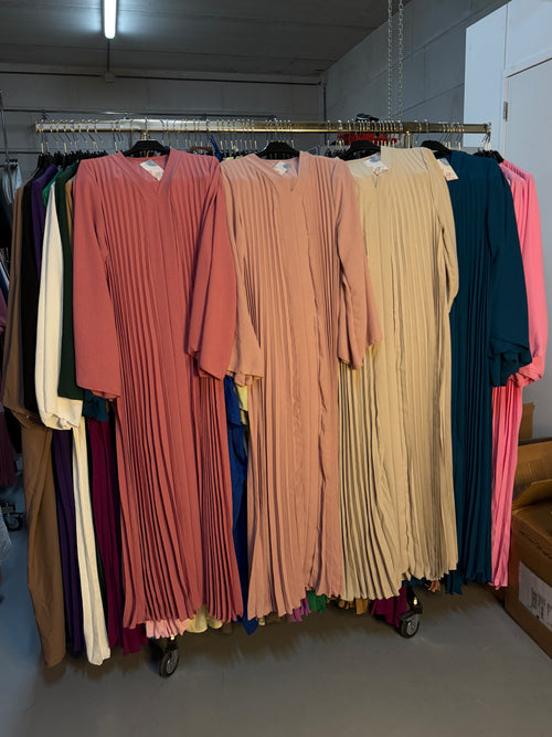 Gewoon Mila oud roze, nude roze en beige en petrol blauw flora jurken
