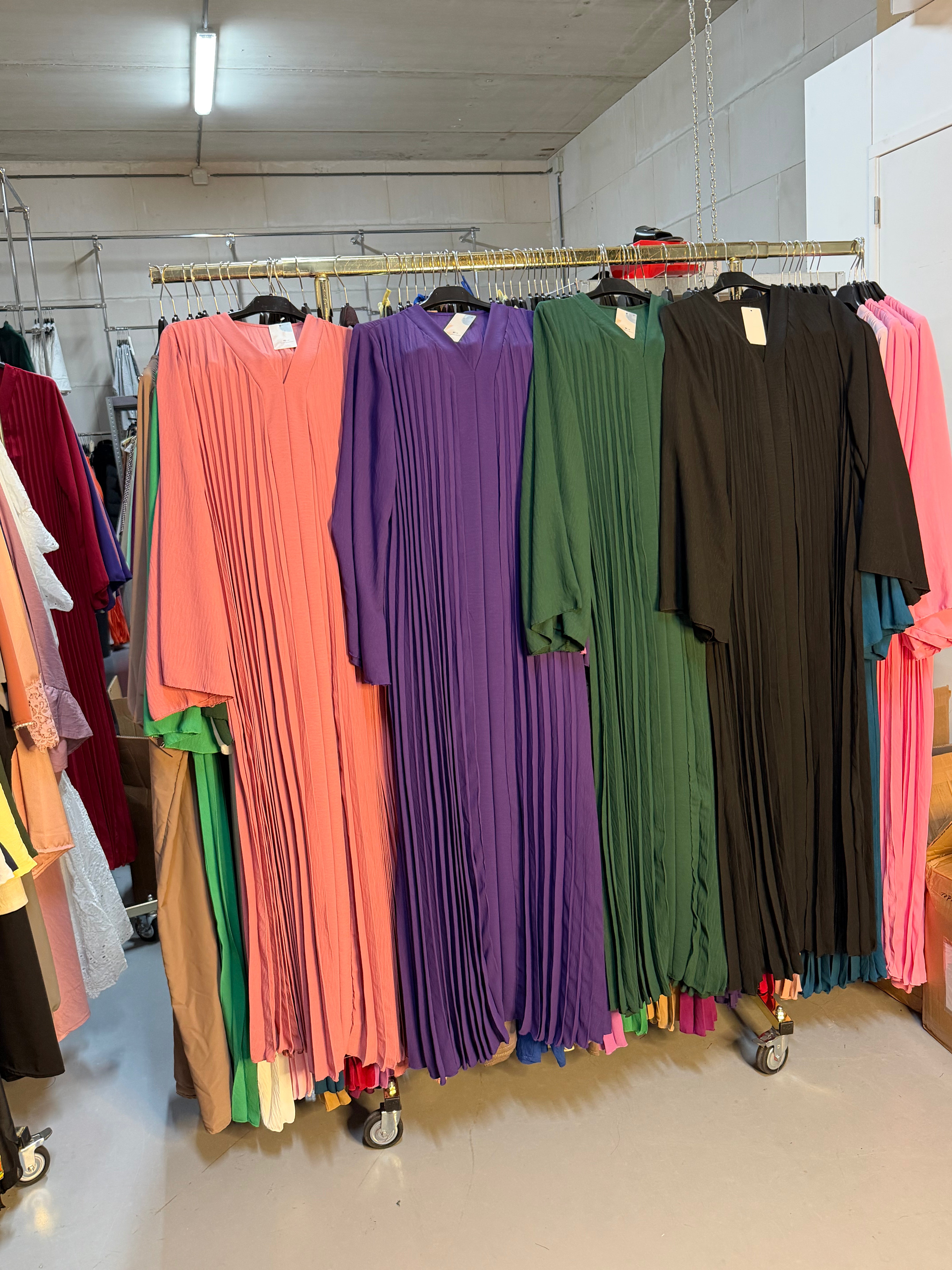 Noetje zalm roze en donker paars en donker groen en zwart flora jurken (roze verwisselen met fel roze)