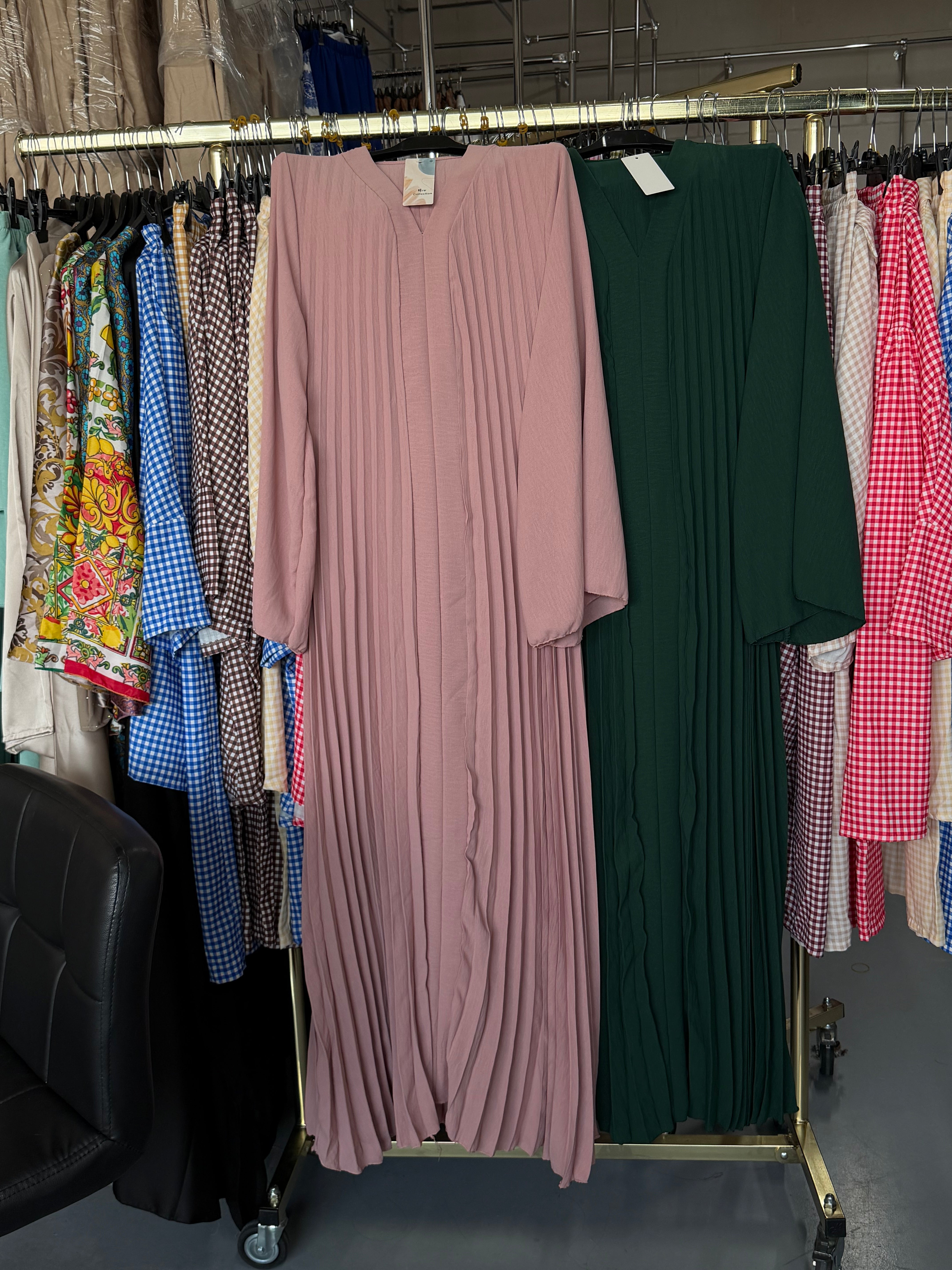 User760495276560 nude roze en groene flora jurken