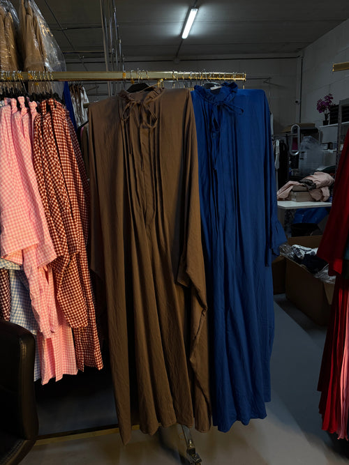 Shahad taupe en kobalt blauw Sahra jurken abaya
