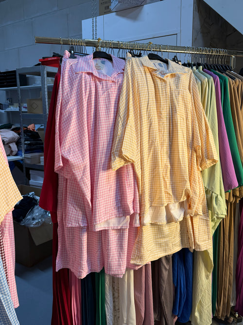 Khadija butter yellow en roze ruitjes broek setjes