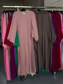 Fatimaelmesri taupe Sahara Abaya en nude roze flora jurk