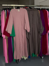 Fatimaelmesri taupe Sahara Abaya en nude roze flora jurk