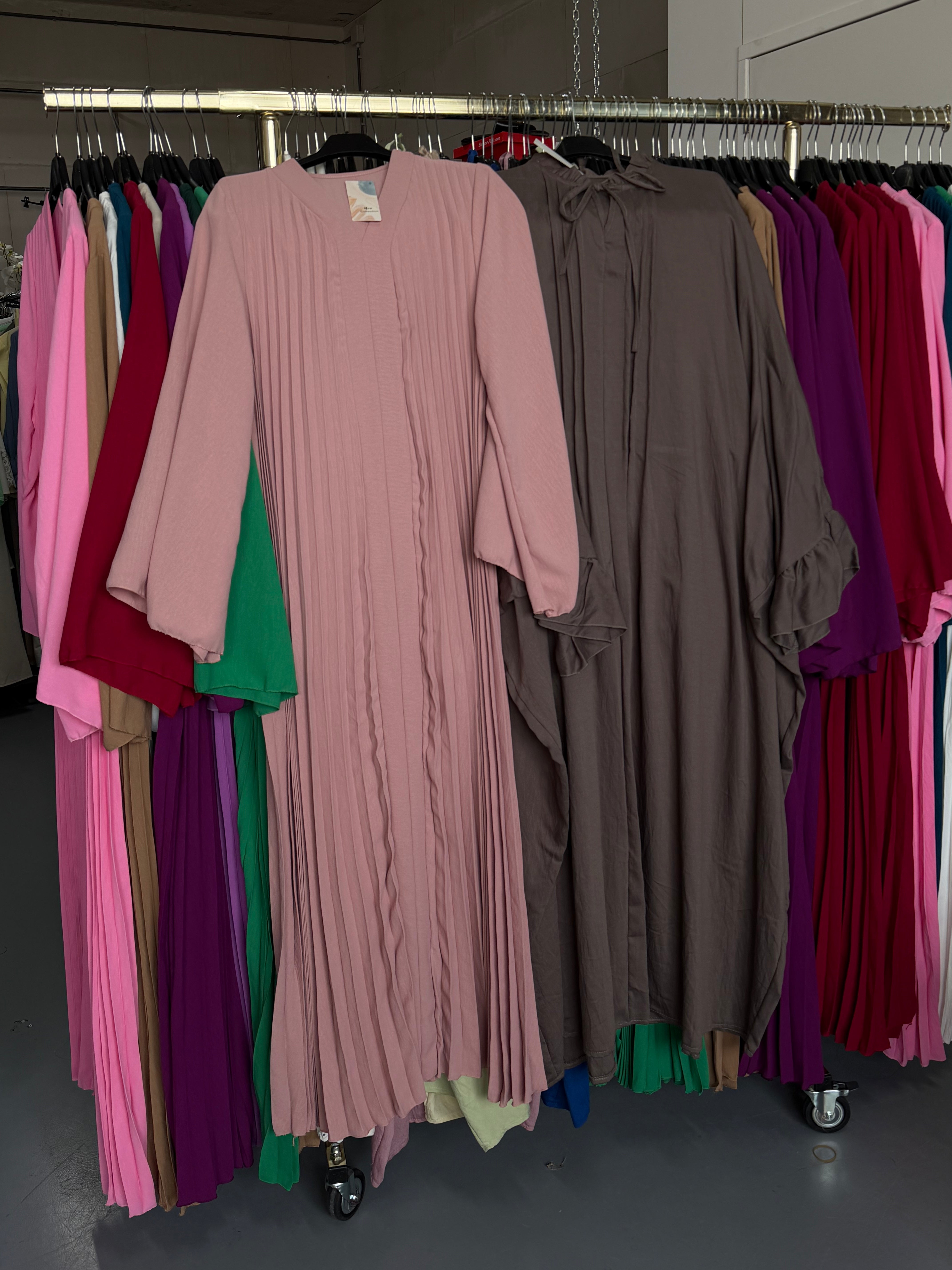 Fatimaelmesri taupe Sahara Abaya en nude roze flora jurk