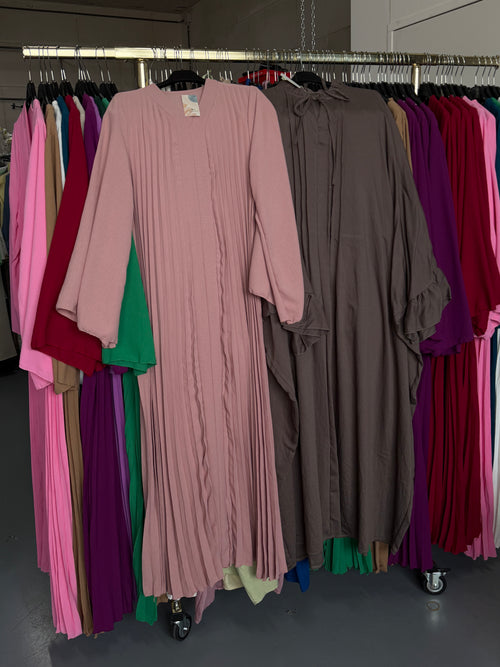Fatimaelmesri taupe Sahara Abaya en nude roze flora jurk