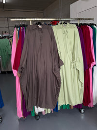 Mayra taupe en mint groen Sahara jurken
