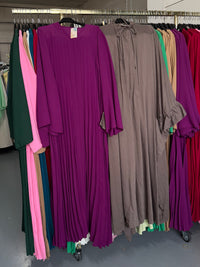 Najiha paars flora jurk en taupe ruffles Abaya Sahara