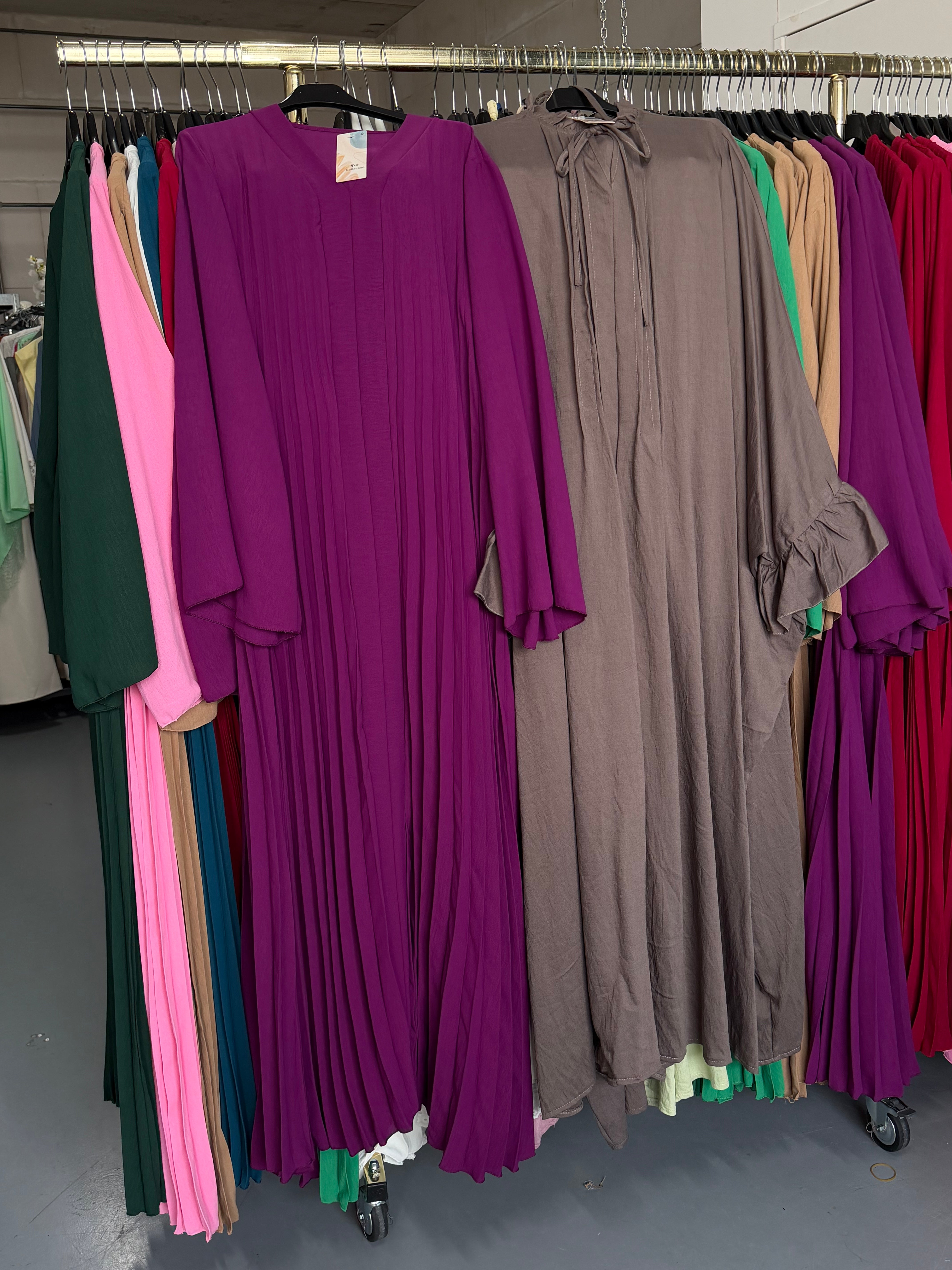 Najiha paars flora jurk en taupe ruffles Abaya Sahara