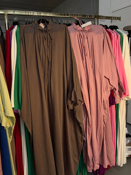 Najat miriam20194 taupe en roze Sahara abaya’s