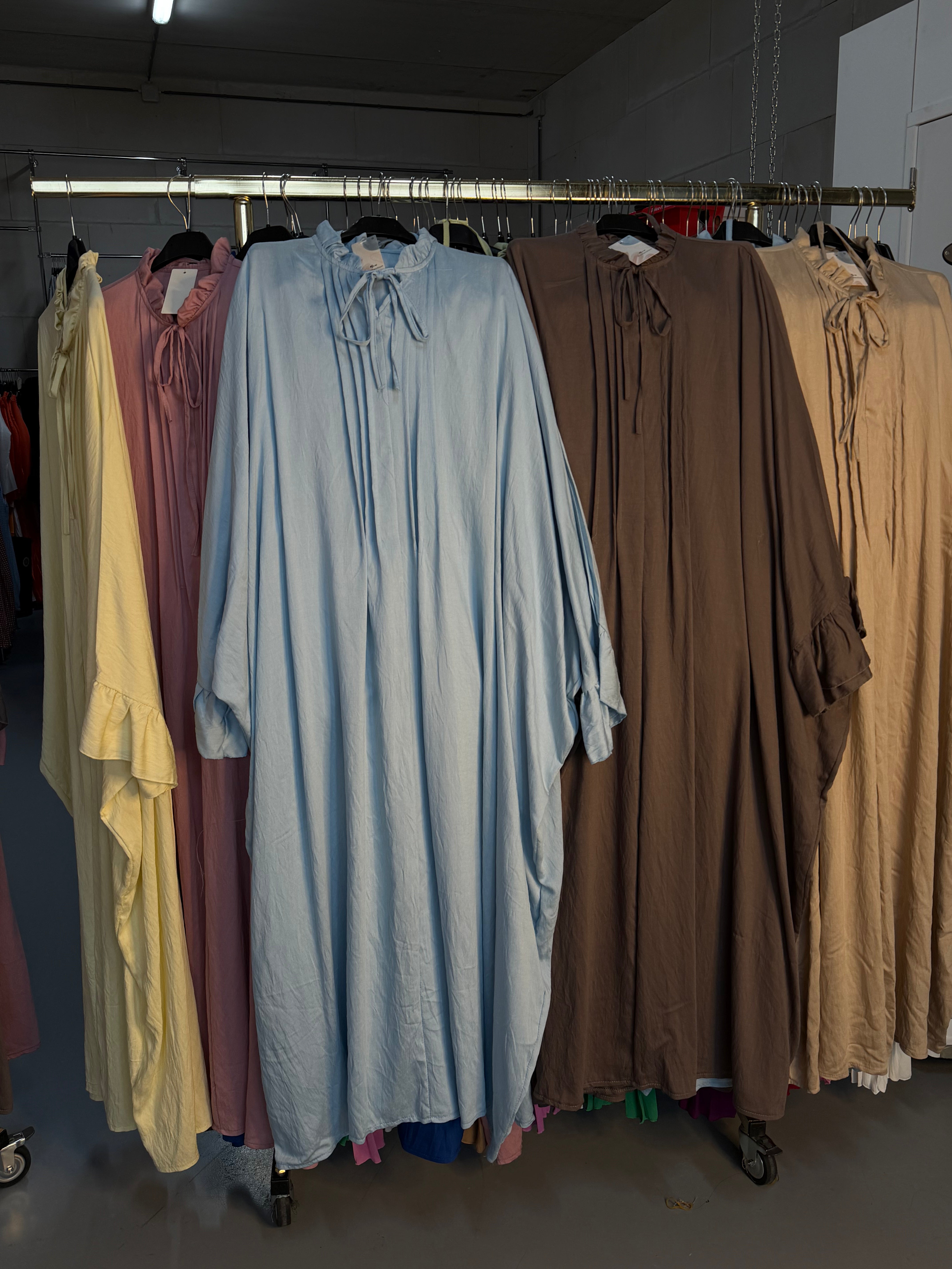 Bla88268 taupe en licht blauw Sahara jurken