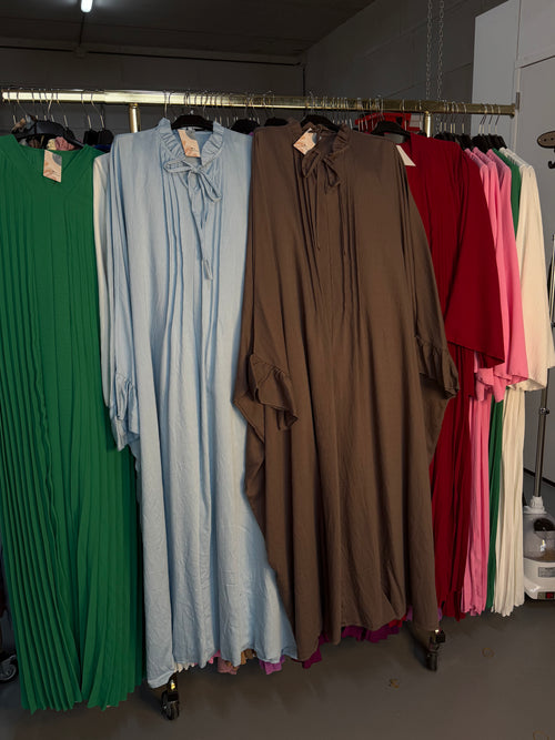 A.rdesign taupe en licht blauw Sahara jurken