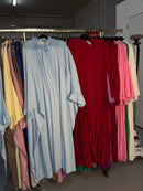 Inaya rood flora jurk en licht blauwe Sahara Abaya