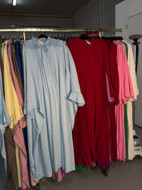 Inaya rood flora jurk en licht blauwe Sahara Abaya