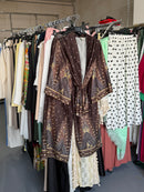 Solunavibes bruine satijnen broek set en goud kleurige kimono jurk