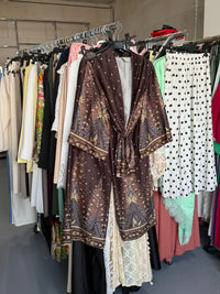 Solunavibes bruine satijnen broek set en goud kleurige kimono jurk